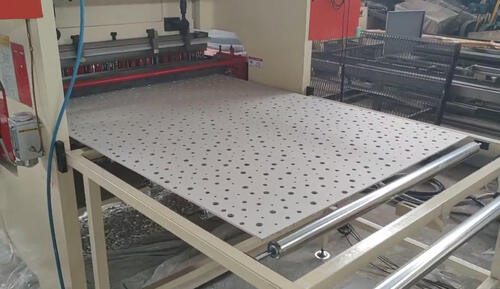 Maszyna do wykrawania płyt gipsowo-kartonowych ma zostać dostarczona do fabryki w Tajlandii.