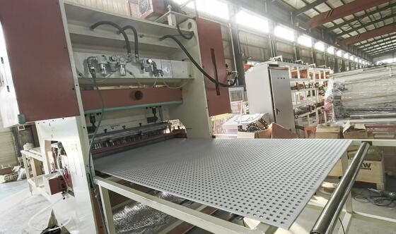 Dobra cena. Automatyczna maszyna do bicia paneli CNC z ciśnieniem 200T, prędkością 50 razy na minutę i szerokością perforacji 1220 mm dla płyt gipsowych MDF w Internecie