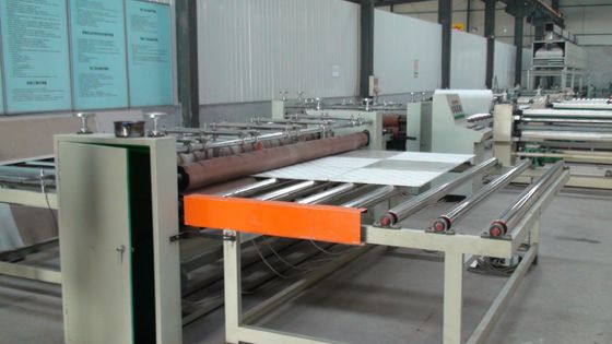 Niskokosztowa płyta gipsowo-kartonowa Linia do laminowania PVC i PET z systemem cięcia i pakowania