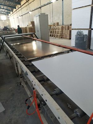 Odporna na wysoką temperaturę i wysoka wydajność maszyna do laminowania dekoracyjnych płyt gipsowych