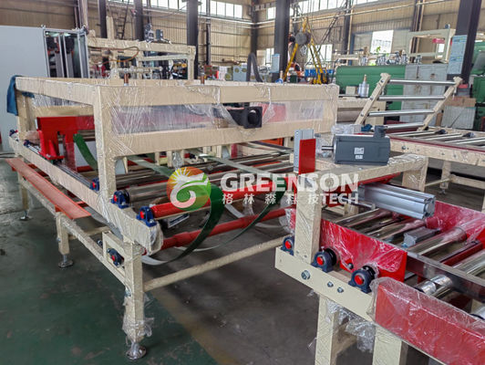 Dobra cena. Automatyczna maszyna do laminowania płytki gipsowej PVC o rozmiarze płyty 600*600 mm, sterowanie PLC i 1 roczna gwarancja w Internecie