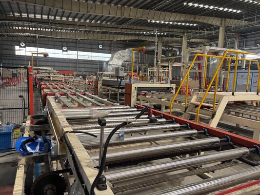 Dobra cena. Automatyczna maszyna do laminowania PVC do płyt gipsowo-kartonowych z efektywnym laminowaniem 1300 mm, systemem PLC i wydajnością 2-6 milionów m²/rok w Internecie