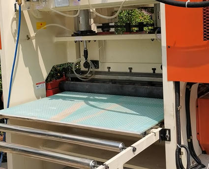 Dobra cena. Wysokowydajna maszyna do perforacji płyt gipsowych z centralnym sterowaniem komputerowym, szerokość perforacji 1220 mm i wiele kształtów otworów w Internecie