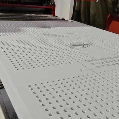 Maszyna do fabryki sufitów podwieszanych do produkcji płytek sufitowych. Maszyna do bezpośredniego wykrawania sufitów